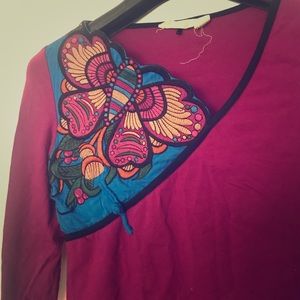 Stunning embroidered tee - Sz. Small